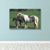 Miniatuur Mare & Foal Standing Canvas Afdruk (Insitu (Houten vloer))