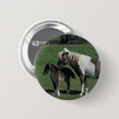 Miniatuur Mare & Foal Standing Ronde Button 5,7 Cm (Voorkant /achterkant)
