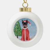 Miniatuur Pinsch Dog in sneeuw met kerstcadeaus Keramische Bal Ornament (Voorkant)