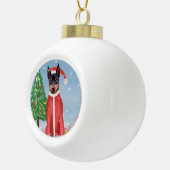 Miniatuur Pinsch Dog in sneeuw met kerstcadeaus Keramische Bal Ornament (Rechts)