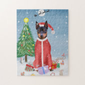 Miniatuur Pinsch Dog in sneeuw met kerstcadeaus Legpuzzel (Verticaal)