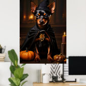 Miniatuur Pinscher hond in een Halloween-feest Poster (Thuiskantoor)