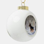 Miniatuur Pinscher Laat Het Sneeuw Kerstmis Keramische Bal Ornament (Links)