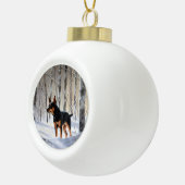 Miniatuur Pinscher Laat Het Sneeuw Kerstmis Keramische Bal Ornament (Rechts)