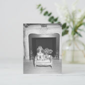 Miniatuur poedels zitten voor de open haard briefkaart (Staand voorkant)