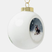 Miniatuur Schnauzer Kerstsneeuw winter Keramische Bal Ornament (Links)