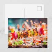 Miniatuurarbeiders die Shashlik-spiesjes dragen Feestdagenkaart (Voorkant / Achterkant)