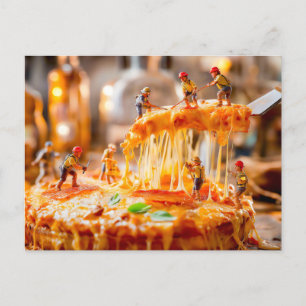 miniatuurarbeiders die smeltkaaspizza snijden feestdagenkaart