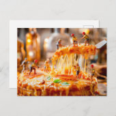miniatuurarbeiders die smeltkaaspizza snijden feestdagenkaart (Voorkant / Achterkant)