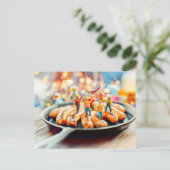 Miniatuurarbeiders die worsten bakken in de pan feestdagenkaart (Staand voorkant)