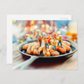 Miniatuurarbeiders die worsten bakken in de pan feestdagenkaart (Voorkant / Achterkant)