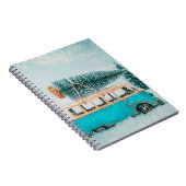 Miniatuurauto met antiek kerstboom op r notitieboek (Rechterzijde)