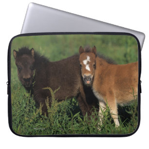 Miniatuurgewassen in gras laptop sleeve
