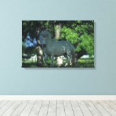Miniatuurpaarden die in de bomen staan canvas afdruk (Insitu (Houten vloer))
