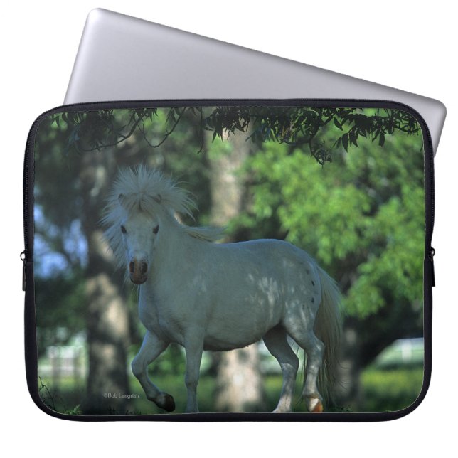 Miniatuurpaarden die in de bomen staan laptop sleeve (Voorkant)