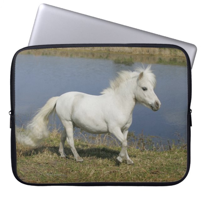 Miniatuurpaarden die in de buurt van water lopen laptop sleeve (Voorkant)