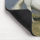 Miniatuurpaarden die in de buurt van water lopen muismat (Hoek)