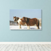 Miniatuurpaarden in de sneeuw canvas afdruk (Insitu (Houten vloer))
