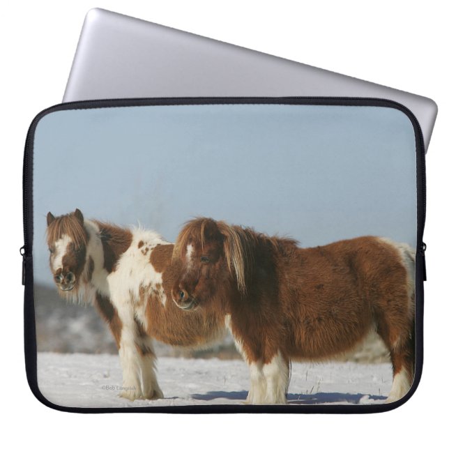 Miniatuurpaarden in de sneeuw laptop sleeve (Voorkant)