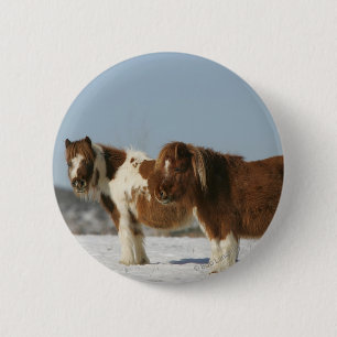Miniatuurpaarden in de sneeuw ronde button 5,7 cm