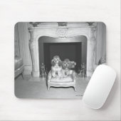 Miniatuurpooiën die voor de haard zitten muismat (Met muis)