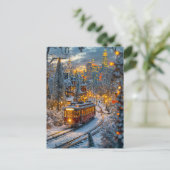 Miniatuurtram in besneeuwde winterstad feestdagenkaart (Staand voorkant)