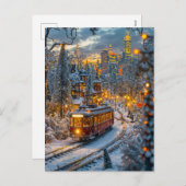 Miniatuurtram in besneeuwde winterstad feestdagenkaart (Voorkant / Achterkant)