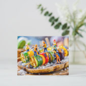 Miniatuurwerkers bereiden groenteskiesjes feestdagenkaart (Staand voorkant)