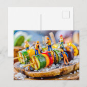 Miniatuurwerkers bereiden groenteskiesjes feestdagenkaart (Voorkant / Achterkant)