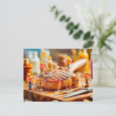 Miniatuurwerkers koken sappige runderbiefstuk feestdagenkaart (Staand voorkant)
