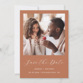 Minimaal 2-foto script terracotta save the date (Voorkant)