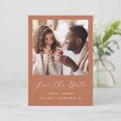 Minimaal 2-foto script terracotta save the date (Staand voorkant)