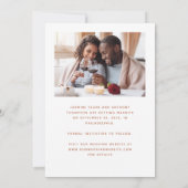 Minimaal 2-foto script terracotta save the date (Achterkant)