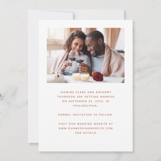 Minimaal 2-foto script terracotta save the date (Achterkant)