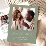 Minimaal 2-Photo Script Sage Green De datum opslaa Aankondigingskaart<br><div class="desc">Dit eenvoudige, minimalistische Save the Date-briefkaart heeft een vierkante foto boven de woorden "Save the Date" in een elegant wit handschrift, gevolgd door de namen van het paar, de trouwdatum en de stad in sans serif-lettertype op een salie groene achtergrond. Voeg een tweede, horizontale foto en een meer gedetailleerd bericht...</div>