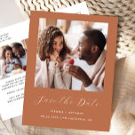 Minimaal 2-Photo Script Terracotta Sla de datum op Aankondigingskaart<br><div class="desc">Dit eenvoudige, minimalistische Save the Date-briefkaart heeft een vierkante foto boven de woorden "Save the Date" in een elegant wit handschrift, gevolgd door de namen van het paar, de trouwdatum en de stad in sans serif-lettertype op een terracotta achtergrond. Voeg een tweede, horizontale foto en een meer gedetailleerd bericht met...</div>