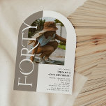 Minimaal 40 Arch Foto 40e verjaardag Kaart<br><div class="desc">Sluit je bij ons aan om de grote VEERTIG te vieren met onze Minimal Arch 40th Birthday Invitation! Met een prachtige boogfoto van de verjaardagsster, geplaatst tegen een verfijnde cappuccino zijstreep en geaccentueerd met elegante witte "veertig" letters. Onze aanpasbare partij sjabloon maakt het een koud kunstje om uw eigen persoonlijke...</div>