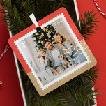 Minimaal aantal foto's uit de familie Verzendstemp Metalen Ornament<br><div class="desc">Fun, modern en minimaal ornament voor postzegelstempel voor vakantiegebruik. Festive postzegel-geïnspireerd design familie met postzegel lijst en faux kraft paper two-tone design. De zegelwaarde en het jaar worden op de stempels weergegeven met postzegels. Pas je aan met twee van je favoriete foto's, één aan de voorkant en één aan de...</div>