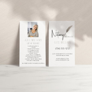 Minimaal beige en witte mobiele foto verticaal visitekaartje
