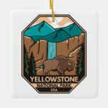 Minimaal bionretro van Yellowstone National Park Keramisch Ornament<br><div class="desc">Ontwerp van geelstenen vectorillustraties. Het park bevat dramatische canyons,  alpiene rivieren,  spoelbossen,  hete bronnen en geisers,  inclusief de beroemdste oude gelovigen.</div>