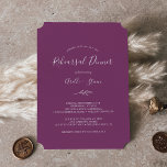 Minimaal blad | Berry Paarse repetitie diner Kaart<br><div class="desc">Deze minimal leaf berry paarse repetitie diner uitnodiging is perfect voor een boho bruiloft repetitie. Het ontwerp is voorzien van een eenvoudig groen blad silhouet in een romantische zomer violette kleur met minimalistische bohemian tuin stijl.</div>