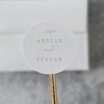 Minimaal blad | Blush Pink Wedding Envelope Seals Ronde Sticker<br><div class="desc">Deze minimale blush roze bruiloft envelop afdichtingen zijn perfect voor een boho bruiloft. Het ontwerp heeft een eenvoudig groen silhouet in licht blush roze met klassieke minimalistische stijl. Personaliseer het label met de namen van het paar.</div>