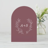Minimaal blad | Gebogen Monogram Trouwuitnodiging Kaart (Staand voorkant)