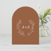 Minimaal blad | Gebogen Monogram Trouwuitnodiging Kaart (Staand voorkant)