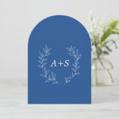 Minimaal blad | Gebogen Monogram Trouwuitnodiging Kaart (Staand voorkant)