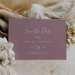 Minimaal blad | Mauve horizontaal De datum opslaan Save The Date<br><div class="desc">Dit minimale blad mauve horizontale save de datum kaart is perfect voor een boho bruiloft. Het ontwerp is voorzien van een eenvoudig groen blad silhouet in een romantische paarse roze kleur met minimalistische bohemian tuin stijl.</div>