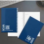 Minimaal blauw wit Small Business Afspraakboek Planner<br><div class="desc">De Sjabloon van het afsprakenboek voor kleine bedrijven is onderdeel van het Blue Visitekaartje Design & Marketing Items Collectie. Het heeft een stijlvolle diepblauwe hoes met een vierkante bedrijfs-logo en in vetgedrukte typografie het jaar en de bedrijfsnaam in de rechterbenedenhoek van de voorhoes. Op de achterflap in de linkerhoek staat...</div>