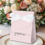 Minimaal Blush Pink Girly Monogram Name Script Bedankdoosjes<br><div class="desc">Meisjes eminine minimalistisch Eenvoudig Ondoorzichtig Roze Monogram Naam Handtekening Manuscript Aangepast Aangepaste Veerbox. Dit ontwerp met uw voornaam in een handgeschreven stijl swash tail font signature typografie (of calligrafie) op een stoffige roze of licht wazige roze achtergrond. Deze meisjescadeaudozen zijn geweldig voor het uitdelen, cadeautjes, gastcadeautjes en cadeaus tijdens een...</div>