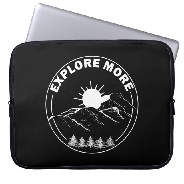 Minimaal dennenbos landschap laptop sleeve (Voorkant)