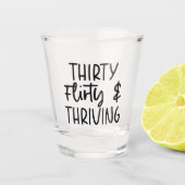 Minimaal dertig Flirty en bloeiende 30ste verjaard Shot Glas (Voorkant)